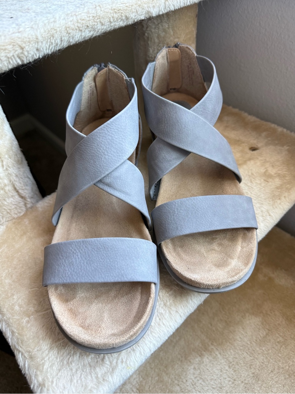 Women's Light Gray Crisscross Strap Sandals